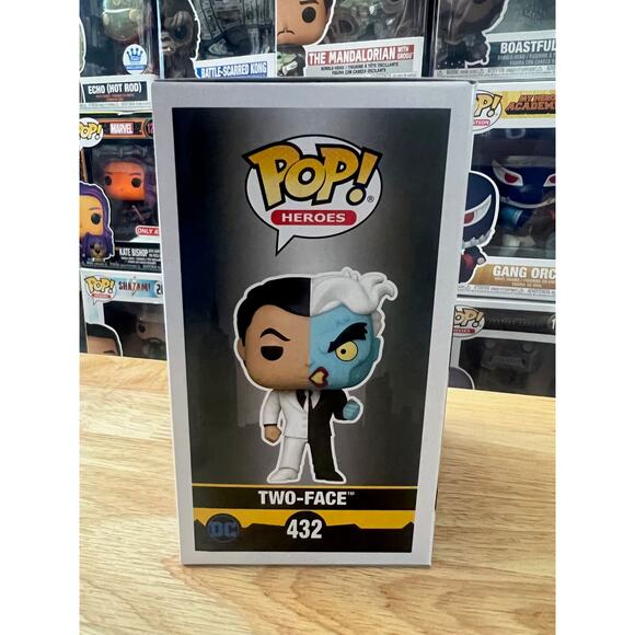 VAULTED EXCLUSIVE L.A. COMIC CON Two-Face Batman Animated Series Funko Pop #432 - Picture 2 of 6